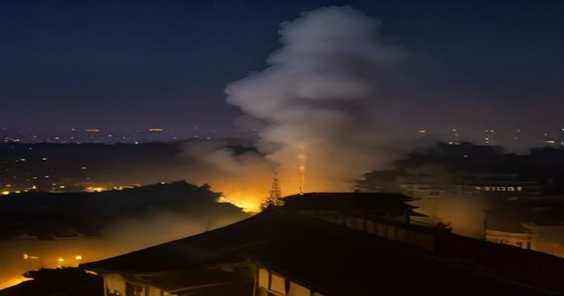 情欲九歌电影剧照：韩国都市夜景中两位演员在昏黄路灯下对视，画面色调暗沉具有强烈情感张力
